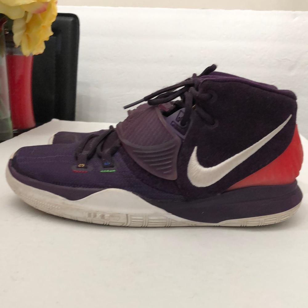 NIKE KYRIE 6 BASKETBALL SNEAKERS PURPLE/ WHITE MENS-BOYS SIZE 7Y